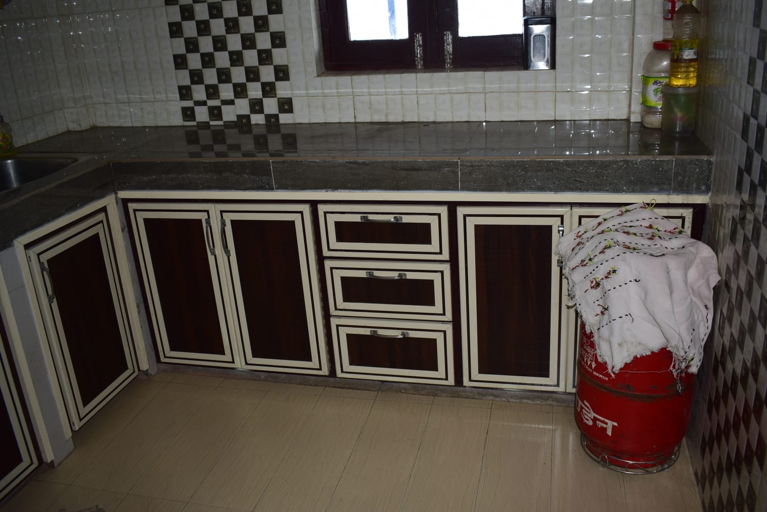 Fully equipped kitchen with granite countertop